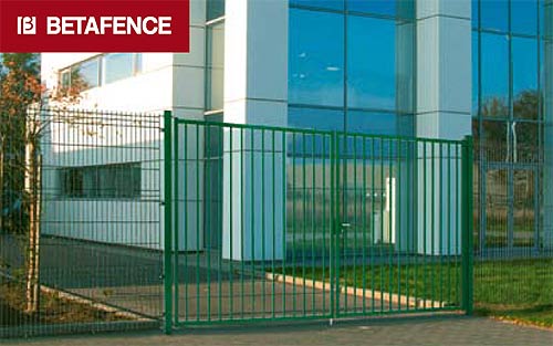 Распашные ворота Robusta® Medium. Ограждения для спортивных сооружений компании Betafence Украина Днепропетровск Киев
